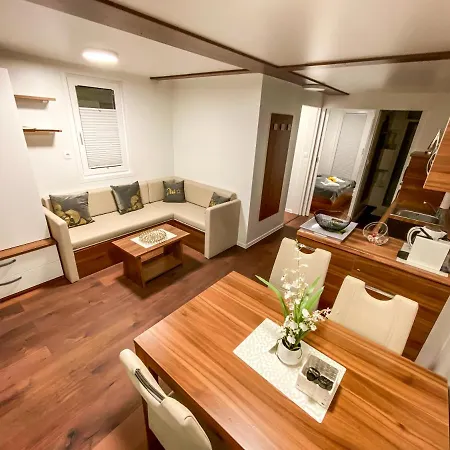 Star 1 Floating House, Marina Nyaraló *