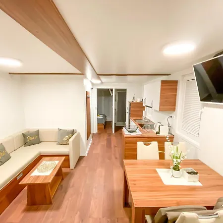 Star 1 Floating House, Marina