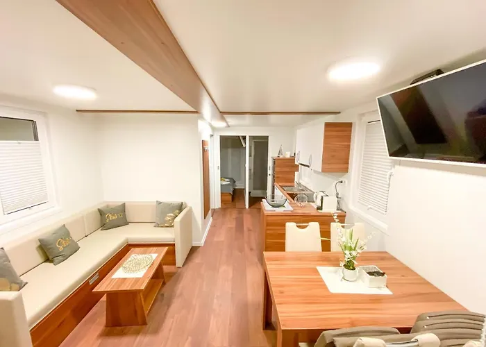 Star 1 Floating House, Marina