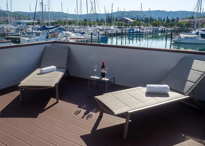 Star 1 Floating House, Marina Casa de Férias *