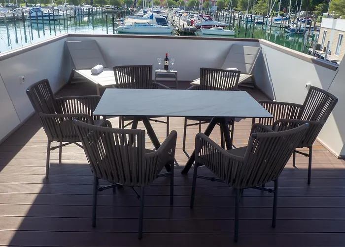 Star 1 Floating House, Marina Casa de Férias *